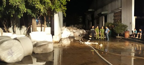 Cháy công ty may mặc trong Khu công nghiệp Phú Tài - Ảnh 2. Cháy công ty may mặc trong Khu công nghiệp Phú Tài - Ảnh 2.