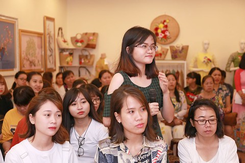 Áo dài váy đụp có gọi là áo dài hay không? - Ảnh 1. Áo dài váy đụp có gọi là áo dài hay không? - Ảnh 1.