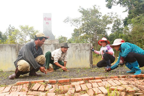 Chăm sóc cột mốc, việc thiêng liêng lắm - Ảnh 1. Chăm sóc cột mốc, việc thiêng liêng lắm - Ảnh 1.