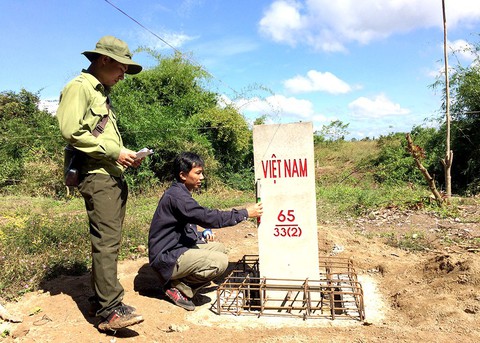 Chăm sóc cột mốc, việc thiêng liêng lắm - Ảnh 3. Chăm sóc cột mốc, việc thiêng liêng lắm - Ảnh 3.