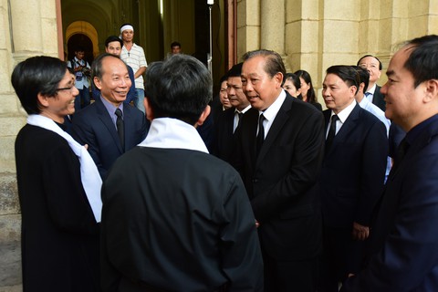 Phó thủ tướng Trương Hòa Bình viếng Đức Tổng giám mục Bùi Văn Đọc - Ảnh 2. Phó thủ tướng Trương Hòa Bình viếng Đức Tổng giám mục Bùi Văn Đọc - Ảnh 2.