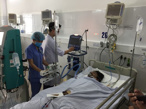 Thêm 4 người nhập viện Đà Nẵng vụ nghi ngộ độc rượu - Ảnh 1. Thêm 4 người nhập viện Đà Nẵng vụ nghi ngộ độc rượu - Ảnh 1.