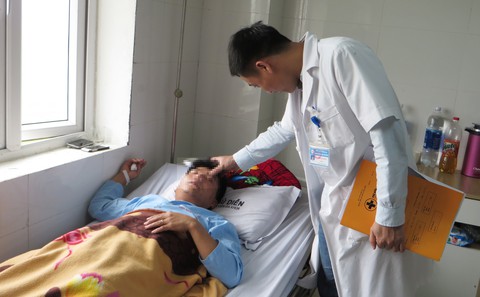 Thầy giáo tát học sinh nói bất ngờ bị người nhà hành hung - Ảnh 1. Thầy giáo tát học sinh nói bất ngờ bị người nhà hành hung - Ảnh 1.