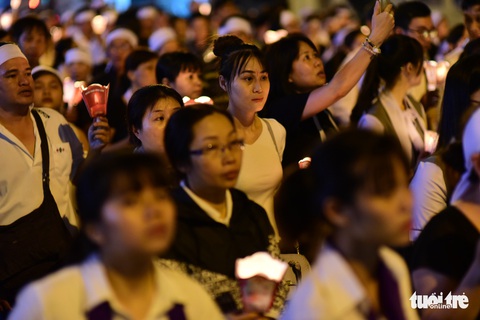 Hàng ngàn giáo dân cầu nguyện đưa Đức tổng giám mục về nơi an nghỉ - Ảnh 3. Hàng ngàn giáo dân cầu nguyện đưa Đức tổng giám mục về nơi an nghỉ - Ảnh 3.