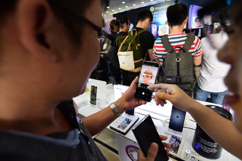 Samsung Galaxy S9/S9+ đắt hàng ngày đầu mở bán - Ảnh 1. Samsung Galaxy S9/S9+ đắt hàng ngày đầu mở bán - Ảnh 1.