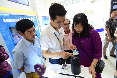 Samsung Galaxy S9/S9+ đắt hàng ngày đầu mở bán - Ảnh 2. Samsung Galaxy S9/S9+ đắt hàng ngày đầu mở bán - Ảnh 2.