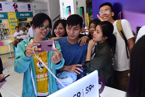 Samsung Galaxy S9/S9+ đắt hàng ngày đầu mở bán - Ảnh 5. Samsung Galaxy S9/S9+ đắt hàng ngày đầu mở bán - Ảnh 5.