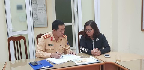 Tước bằng lái 2 tháng nữ tài xế quay đầu xe trên cầu - Ảnh 2. Tước bằng lái 2 tháng nữ tài xế quay đầu xe trên cầu - Ảnh 2.