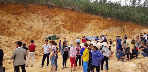 Sập mỏ đất đang khai thác, tài xế bị vùi lấp - Ảnh 1. Sập mỏ đất đang khai thác, tài xế bị vùi lấp - Ảnh 1.