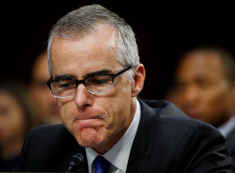Cựu phó giám đốc FBI về hưu đến nơi vẫn bị sa thải - Ảnh 1. Cựu phó giám đốc FBI về hưu đến nơi vẫn bị sa thải - Ảnh 1.