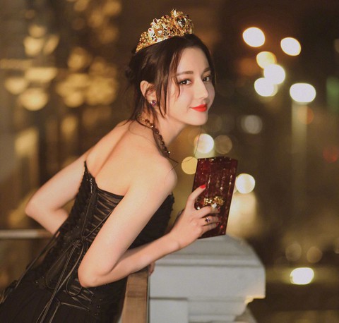 Địch Lê Nhiệt Ba được yêu đơn giản vì xinh đẹp và dễ thương - Ảnh 1. Địch Lê Nhiệt Ba được yêu đơn giản vì xinh đẹp và dễ thương - Ảnh 1.