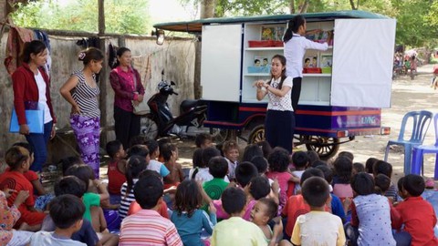 Trẻ không đi học, trường chở bài đến tận nhà - Ảnh 1. Trẻ không đi học, trường chở bài đến tận nhà - Ảnh 1.