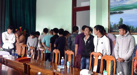 Bắt 22 người đánh xóc đĩa ở rừng keo giữa đêm - Ảnh 1. Bắt 22 người đánh xóc đĩa ở rừng keo giữa đêm - Ảnh 1.