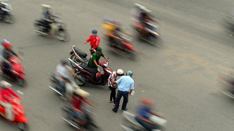 Nhiều lừa lọc, người chỉ đường tốt bụng cũng bị nghi ngờ... - Ảnh 1. Nhiều lừa lọc, người chỉ đường tốt bụng cũng bị nghi ngờ... - Ảnh 1.