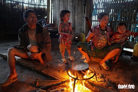 Nhói lòng bữa cơm của trẻ em điểm trường Chí Thì - Ảnh 2. Nhói lòng bữa cơm của trẻ em điểm trường Chí Thì - Ảnh 2.