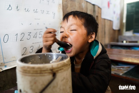 Nhói lòng bữa cơm của trẻ em điểm trường Chí Thì - Ảnh 9. Nhói lòng bữa cơm của trẻ em điểm trường Chí Thì - Ảnh 9.
