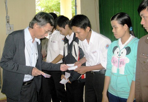 Học bổng vì trẻ em Sơn Mỹ của một nhà thơ - Ảnh 1. Học bổng vì trẻ em Sơn Mỹ của một nhà thơ - Ảnh 1.