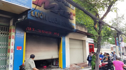 Cháy cửa hàng túi xách lúc rạng sáng, cảnh sát phá cửa cứu ba người - Ảnh 1. Cháy cửa hàng túi xách lúc rạng sáng, cảnh sát phá cửa cứu ba người - Ảnh 1.