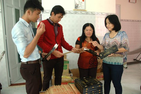 Cô giáo làm nhang vừa đốt vừa đuổi muỗi an toàn - Ảnh 1. Cô giáo làm nhang vừa đốt vừa đuổi muỗi an toàn - Ảnh 1.