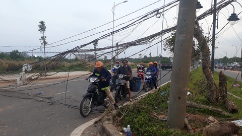 Rùng mình cảnh công nhân chui mạng nhện dây điện đi làm - Ảnh 3. Rùng mình cảnh công nhân chui mạng nhện dây điện đi làm - Ảnh 3.