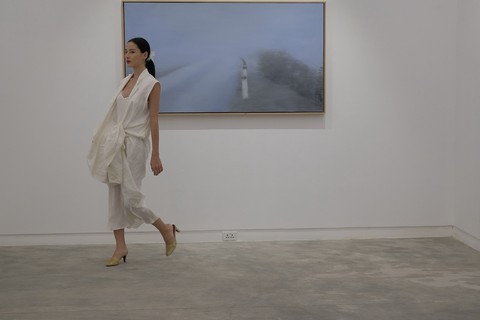 Li Lam ra mắt bộ thiết kế Lam Blanc cảm hứng từ sen trắng - Ảnh 3. Li Lam ra mắt bộ thiết kế Lam Blanc cảm hứng từ sen trắng - Ảnh 3.