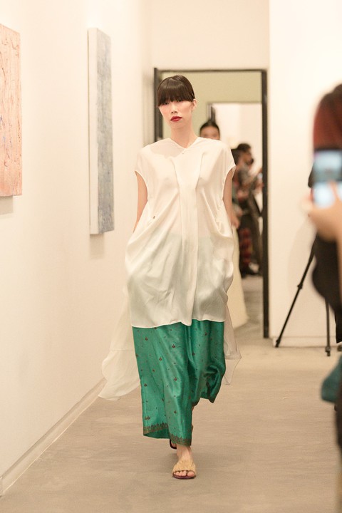 Li Lam ra mắt bộ thiết kế Lam Blanc cảm hứng từ sen trắng - Ảnh 7. Li Lam ra mắt bộ thiết kế Lam Blanc cảm hứng từ sen trắng - Ảnh 7.