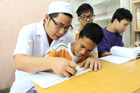 Anh điều dưỡng tâm lý của em nhỏ làng Hòa Bình  - Ảnh 1.