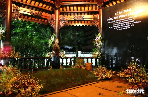 Đội sương khuya đến viếng ông Sáu Khải lúc 0h - Ảnh 3. Đội sương khuya đến viếng ông Sáu Khải lúc 0h - Ảnh 3.