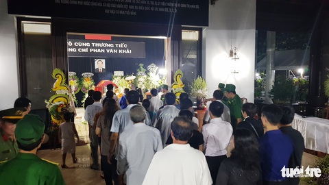 Đội sương khuya đến viếng ông Sáu Khải lúc 0h - Ảnh 5. Đội sương khuya đến viếng ông Sáu Khải lúc 0h - Ảnh 5.