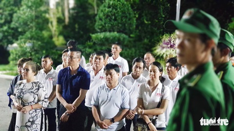 Đội sương khuya đến viếng ông Sáu Khải lúc 0h - Ảnh 6. Đội sương khuya đến viếng ông Sáu Khải lúc 0h - Ảnh 6.