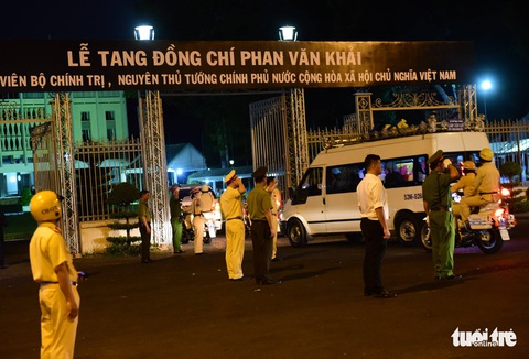 Người dân ra đường tiễn cố Thủ tướng Phan Văn Khải - Ảnh 3. Người dân ra đường tiễn cố Thủ tướng Phan Văn Khải - Ảnh 3.