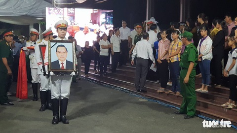 Người dân ra đường tiễn cố Thủ tướng Phan Văn Khải - Ảnh 5. Người dân ra đường tiễn cố Thủ tướng Phan Văn Khải - Ảnh 5.