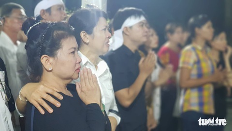 Người dân ra đường tiễn cố Thủ tướng Phan Văn Khải - Ảnh 6. Người dân ra đường tiễn cố Thủ tướng Phan Văn Khải - Ảnh 6.