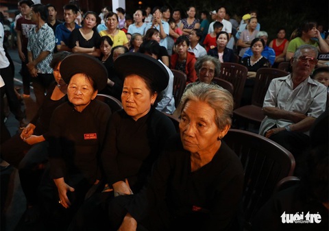 Người dân ra đường tiễn cố Thủ tướng Phan Văn Khải - Ảnh 9. Người dân ra đường tiễn cố Thủ tướng Phan Văn Khải - Ảnh 9.