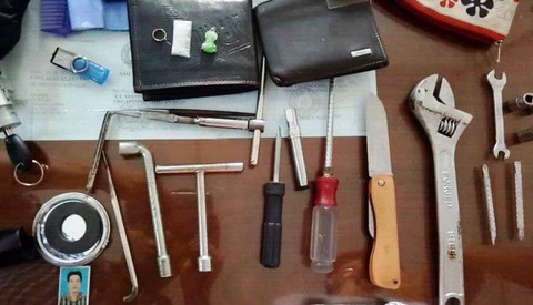 Bắt hai ‘quái xế’ cướp giật, rút dao tấn công cảnh sát đặc nhiệm - Ảnh 3. Bắt hai ‘quái xế’ cướp giật, rút dao tấn công cảnh sát đặc nhiệm - Ảnh 3.