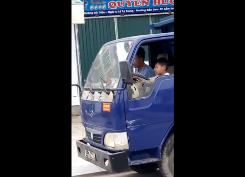 Đề nghị xác minh, xử lý nghiêm việc cho bé trai lái xe tải - Ảnh 2. Đề nghị xác minh, xử lý nghiêm việc cho bé trai lái xe tải - Ảnh 2.