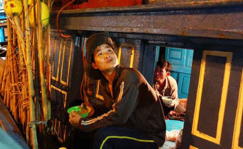 Những mẻ cá xuyên trăng - Ảnh 9. Những mẻ cá xuyên trăng - Ảnh 9.