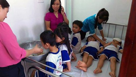 73 học sinh nhập viện nghi do ngộ độc sữa học đường - Ảnh 3. 73 học sinh nhập viện nghi do ngộ độc sữa học đường - Ảnh 3.