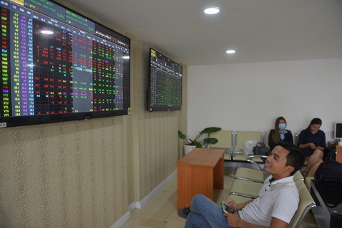 Ngược đường thế giới, ngân hàng lại kéo chứng khoán đi lên - Ảnh 1. Ngược đường thế giới, ngân hàng lại kéo chứng khoán đi lên - Ảnh 1.