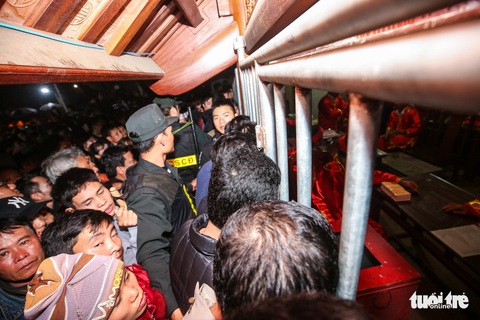 Rạng sáng, biển người vật vờ, ngất xỉu chờ phát ấn đền Trần - Ảnh 16. Rạng sáng, biển người vật vờ, ngất xỉu chờ phát ấn đền Trần - Ảnh 16.