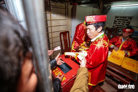 Rạng sáng, biển người vật vờ, ngất xỉu chờ phát ấn đền Trần - Ảnh 12. Rạng sáng, biển người vật vờ, ngất xỉu chờ phát ấn đền Trần - Ảnh 12.