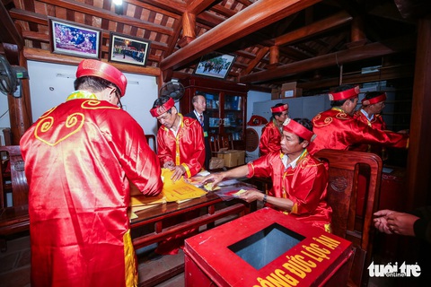 Rạng sáng, biển người vật vờ, ngất xỉu chờ phát ấn đền Trần - Ảnh 11. Rạng sáng, biển người vật vờ, ngất xỉu chờ phát ấn đền Trần - Ảnh 11.