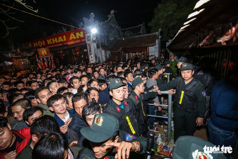 Rạng sáng, biển người vật vờ, ngất xỉu chờ phát ấn đền Trần - Ảnh 2. Rạng sáng, biển người vật vờ, ngất xỉu chờ phát ấn đền Trần - Ảnh 2.
