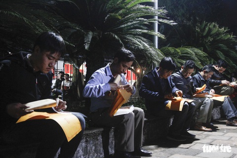 Rạng sáng, biển người vật vờ, ngất xỉu chờ phát ấn đền Trần - Ảnh 17. Rạng sáng, biển người vật vờ, ngất xỉu chờ phát ấn đền Trần - Ảnh 17.
