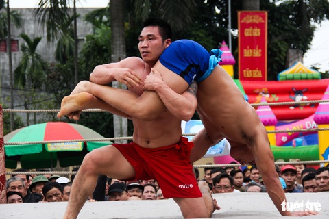 Về Hải Phòng xem nữ đô vật thách đấu trai làng Vân - Ảnh 4. Về Hải Phòng xem nữ đô vật thách đấu trai làng Vân - Ảnh 4.