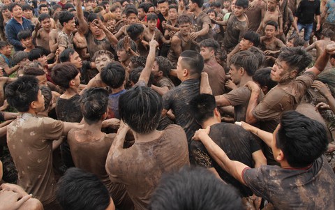 Yêu cầu báo cáo sau màn hỗn loạn ở hội cướp Phết Hiền Quan - Ảnh 1. Yêu cầu báo cáo sau màn hỗn loạn ở hội cướp Phết Hiền Quan - Ảnh 1.