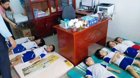 73 học sinh nhập viện nghi do ngộ độc sữa học đường - Ảnh 4. 73 học sinh nhập viện nghi do ngộ độc sữa học đường - Ảnh 4.