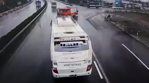 Xe khách chạy 87km/h khi tông xe cứu hỏa chạy ngược chiều - Ảnh 1. Xe khách chạy 87km/h khi tông xe cứu hỏa chạy ngược chiều - Ảnh 1.