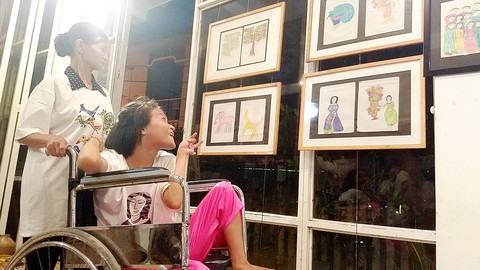 Điều ước thứ 7 tặng mơ ước cho cô gái vẽ tranh bằng chân ở Huế - Ảnh 1. Điều ước thứ 7 tặng mơ ước cho cô gái vẽ tranh bằng chân ở Huế - Ảnh 1.