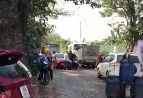 Xe tải gây tai nạn tông vào công an đến giải quyết vụ việc - Ảnh 2. Xe tải gây tai nạn tông vào công an đến giải quyết vụ việc - Ảnh 2.
